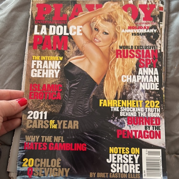 Huge lot of Pamela Anderson clippings through out many years. - Picture 10 of 16